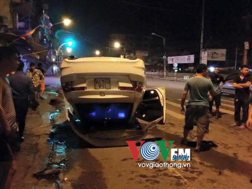 Ôtô chổng vó trên đường cao tốc